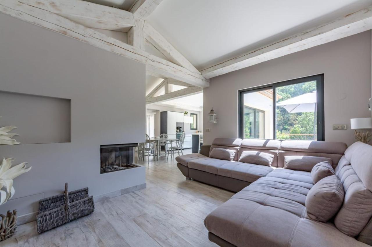 Villa Les Trois J 格里莫 外观 照片